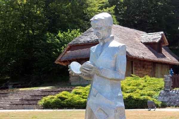 Memorijalni centar Nikole Tesle, Hrvaška